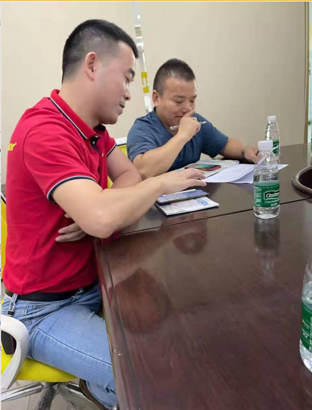 薩科微slkor同事在給客戶(hù)介紹薩科微高壓mos管