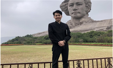 在深歡度中秋，喜迎國慶